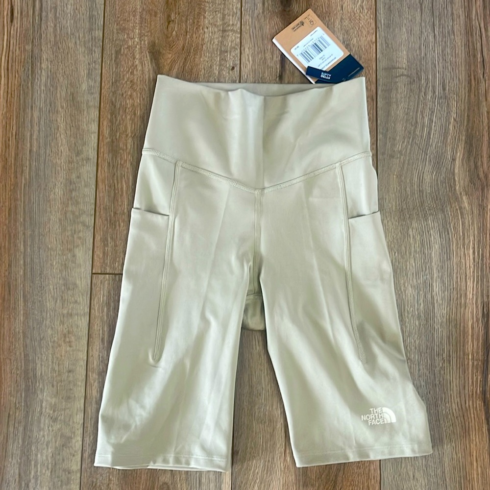 The North Face Women’s Motivation High Rise Pocket 9” Shorts Size Small